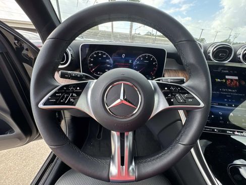 Used 2025 Mercedes-Benz GLC 300 image 22