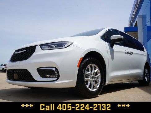 Used 2023 Chrysler Pacifica Touring-L FWD image 4