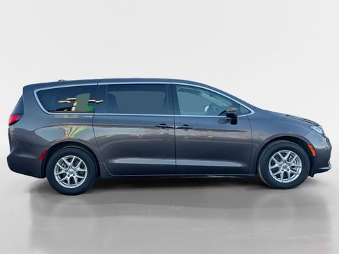 Used 2023 Chrysler Pacifica Touring-L image 6
