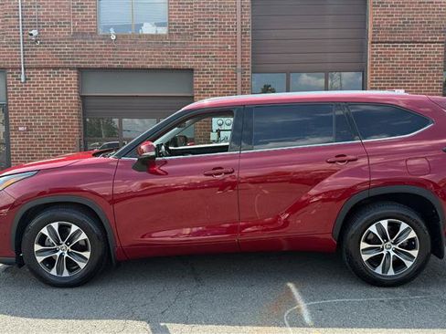 Used 2021 Toyota Highlander XLE AWD/4WD image 6
