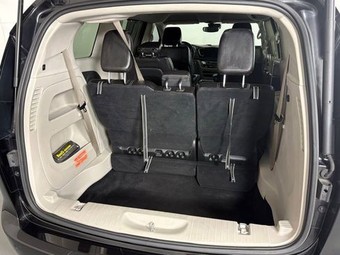 Used 2023 Chrysler Pacifica Touring-L FWD image 20