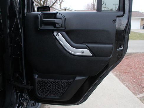 Used 2017 Jeep Wrangler Unlimited Rubicon w/ Connectivity Group image 29