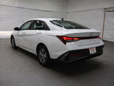 Used 2026 Hyundai Elantra SE FWD image 5