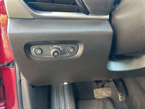 Used 2021 Chevrolet Traverse LT image 10