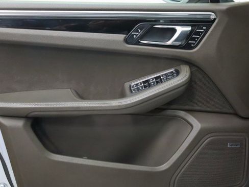 Used 2018 Porsche Macan image 16