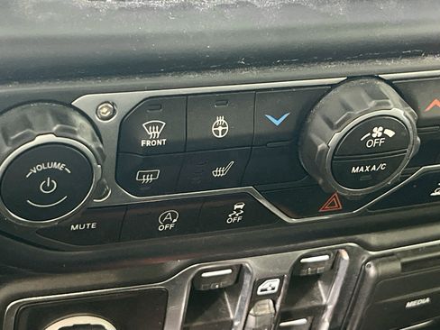Used 2023 Jeep Gladiator Sport AWD/4WD image 19