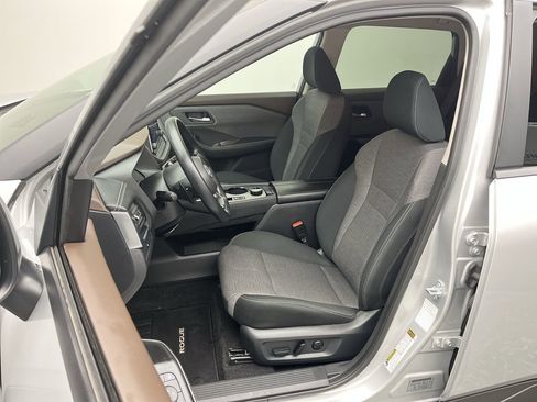 Used 2023 Nissan Rogue SV image 9