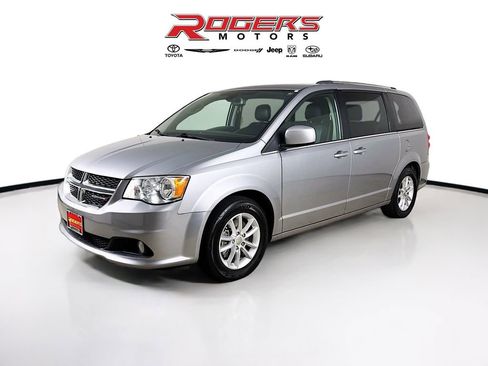 Used 2019 Dodge Grand Caravan SXT image 3