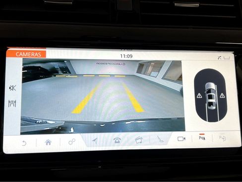 Used 2020 Land Rover Discovery HSE image 16