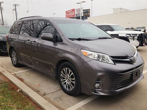 Used 2020 Toyota Sienna XLE image 2