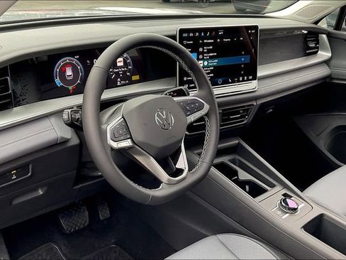 New 2025 Volkswagen Tiguan SE image 7
