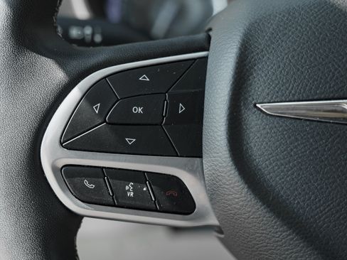 Used 2024 Chrysler Pacifica Touring-L FWD image 16