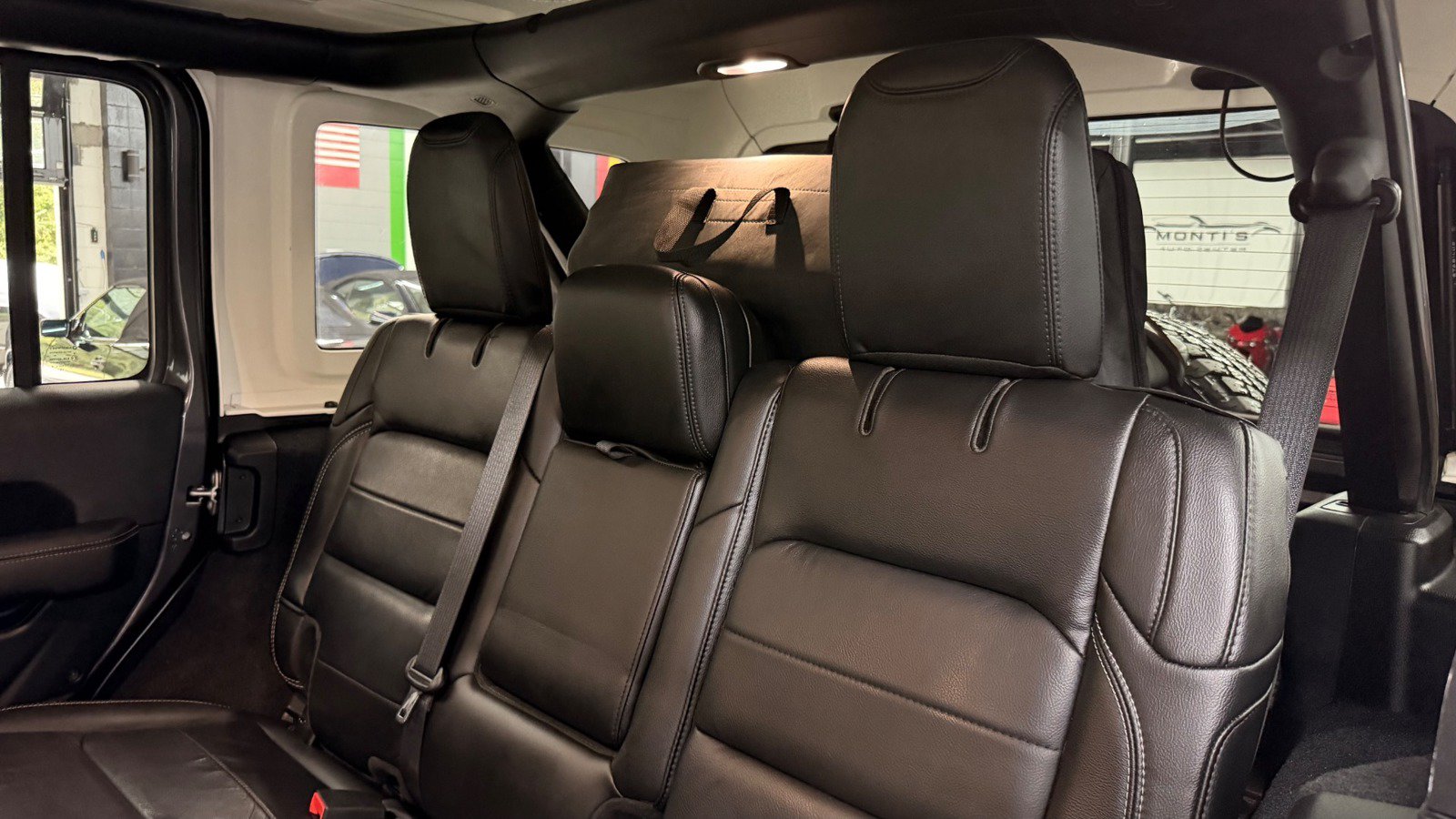 Used 2019 Jeep Wrangler Unlimited Sahara AWD/4WD image 28