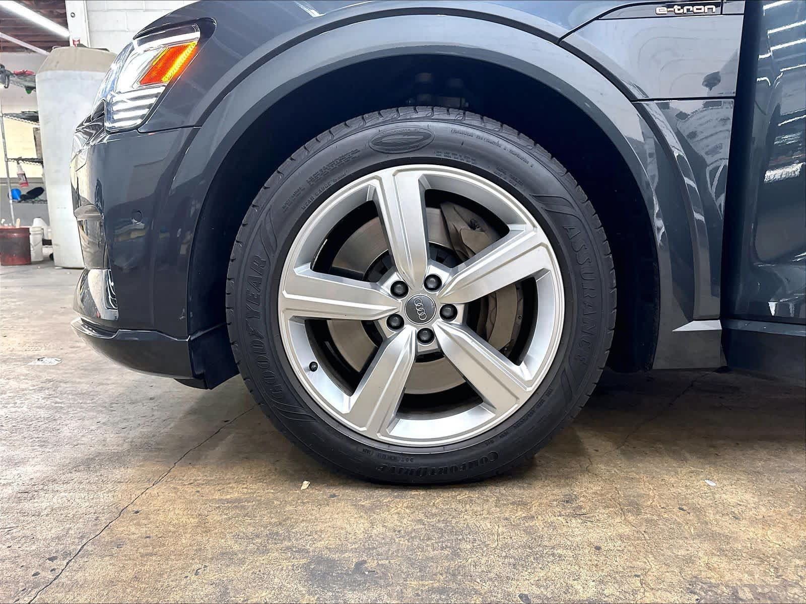 Used 2019 Audi e-tron Prestige w/ Prestige Package AWD/4WD image 12
