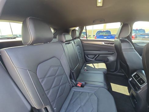 Used 2024 Volkswagen Atlas Cross Sport SE FWD image 30