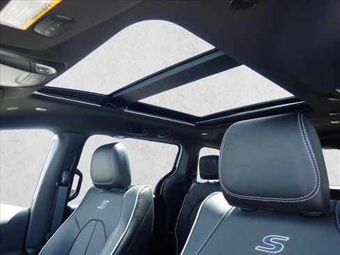 New 2027 Chrysler Pacifica Limited AWD/4WD image 13