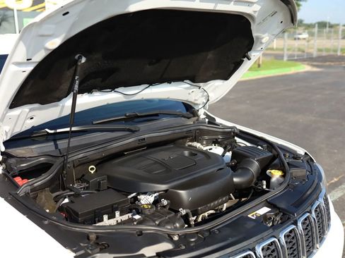 Used 2020 Jeep Grand Cherokee Laredo image 42