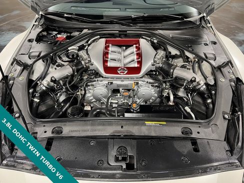 Used 2016 Nissan GT-R Premium image 10
