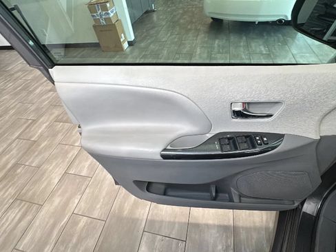 Used 2014 Toyota Sienna SE FWD image 35