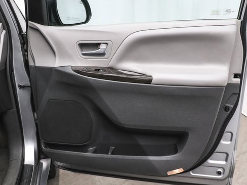 Used 2016 Toyota Sienna XLE Premium image 15