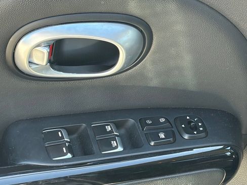 Used 2019 Kia Soul ! FWD image 6