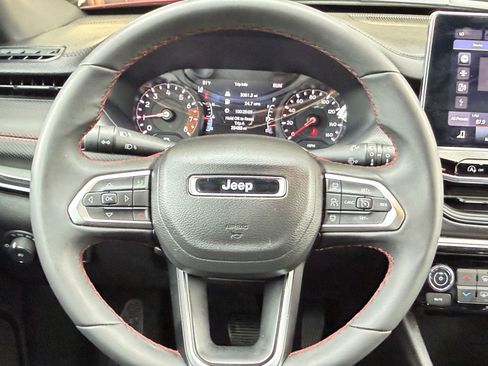 Used 2025 Jeep Compass Trailhawk AWD/4WD image 27