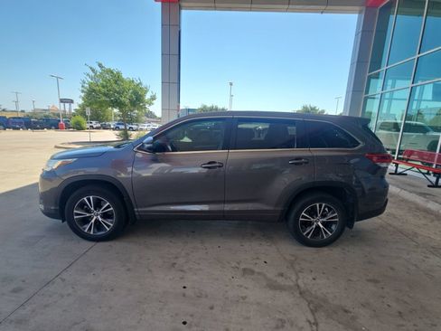 Used 2018 Toyota Highlander LE FWD image 26