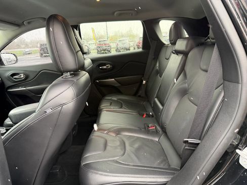 Used 2019 Jeep Cherokee Limited image 16