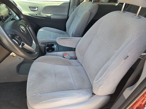 Used 2020 Toyota Sienna LE w/ Carpet Mat Package FWD image 18
