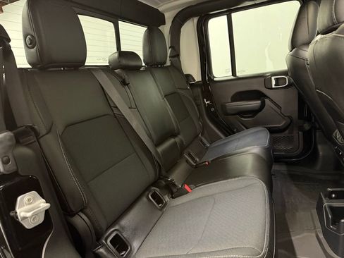 Used 2023 Jeep Gladiator Sport S image 21