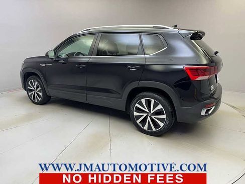Used 2024 Volkswagen Taos SE FWD image 3