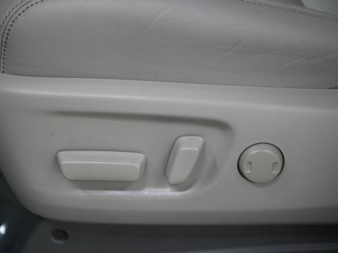 Used 2020 Toyota Sienna XLE Premium w/ Carpet Mat Package FWD image 25