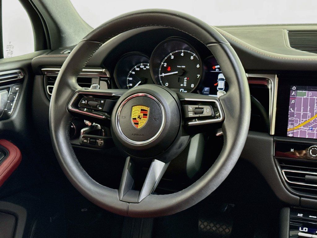 Certified 2025 Porsche Macan AWD/4WD image 12