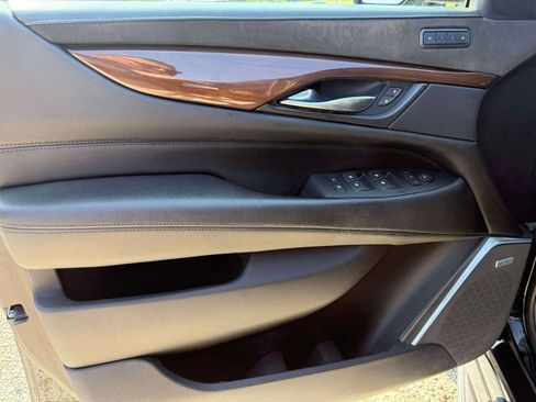 Used 2019 Cadillac Escalade Luxury AWD/4WD image 12