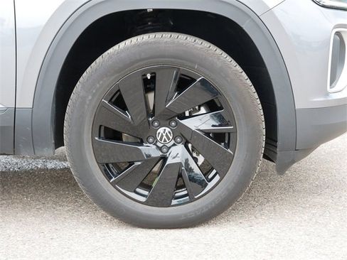 Certified 2025 Volkswagen Atlas SE image 9