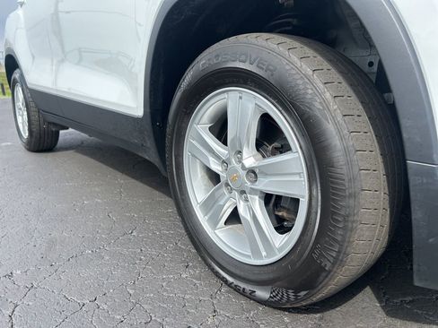 Used 2022 Chevrolet Trax LT w/ LT Convenience Package image 12