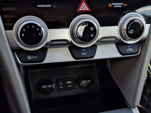 Used 2019 Hyundai Elantra SE image 19