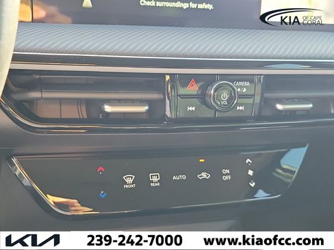 Used 2025 Nissan Kicks SR FWD image 27
