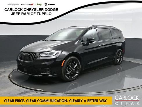 New 2026 Chrysler Pacifica Limited w/ Uconnect Theater Family Group image 6