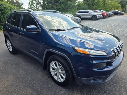 Used 2018 Jeep Cherokee Latitude w/ Cold Weather Group AWD/4WD image 3