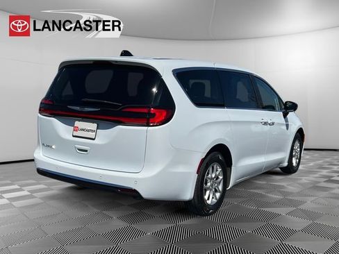 Used 2024 Chrysler Pacifica Touring-L image 7