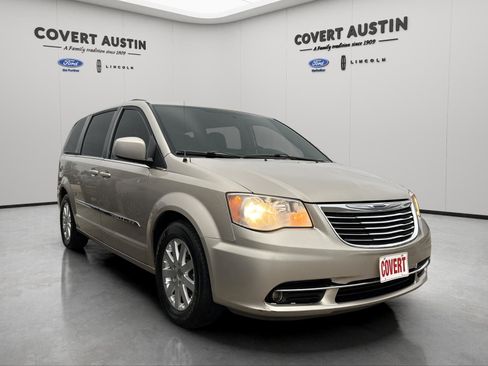 Used 2016 Chrysler Town & Country Touring image 7