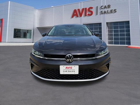 Used 2025 Volkswagen Jetta SE FWD image 2