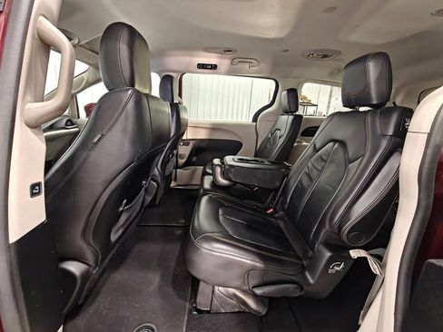 Used 2017 Chrysler Pacifica Touring-L FWD image 27