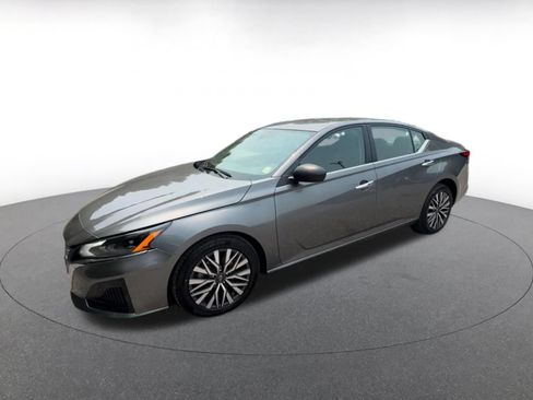 Used 2025 Nissan Altima 2.5 SV FWD image 6