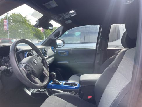 Used 2021 Toyota Tacoma TRD Off-Road w/ Technology Package image 5