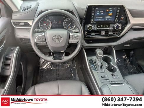 Used 2021 Toyota Highlander XLE AWD/4WD image 33