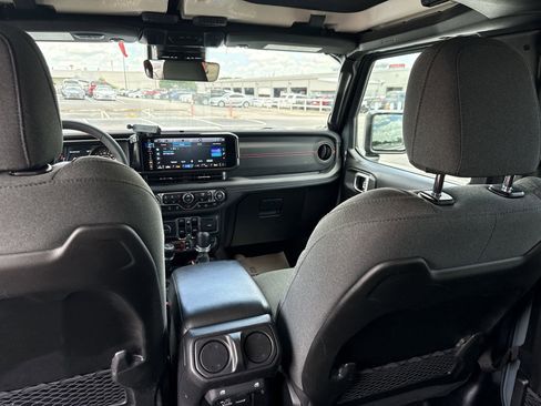 Used 2024 Jeep Wrangler Unlimited Rubicon w/ Technology Group AWD/4WD image 22