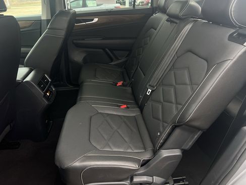 Used 2025 Volkswagen Atlas SE image 12