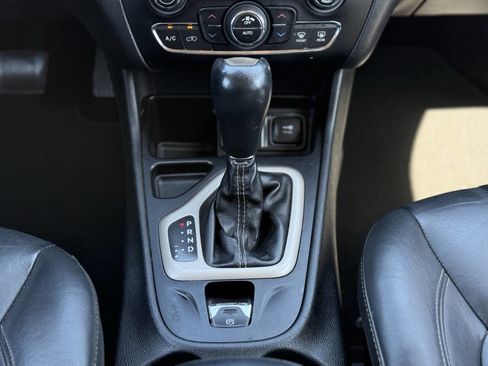 Used 2016 Jeep Cherokee Limited image 18